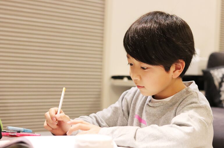 勉強する少年